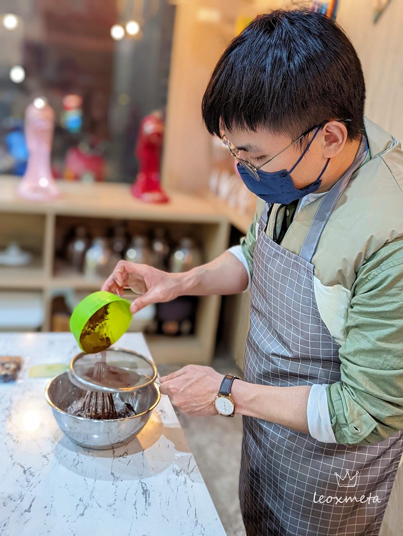 將麵粉及可可粉加入並過篩